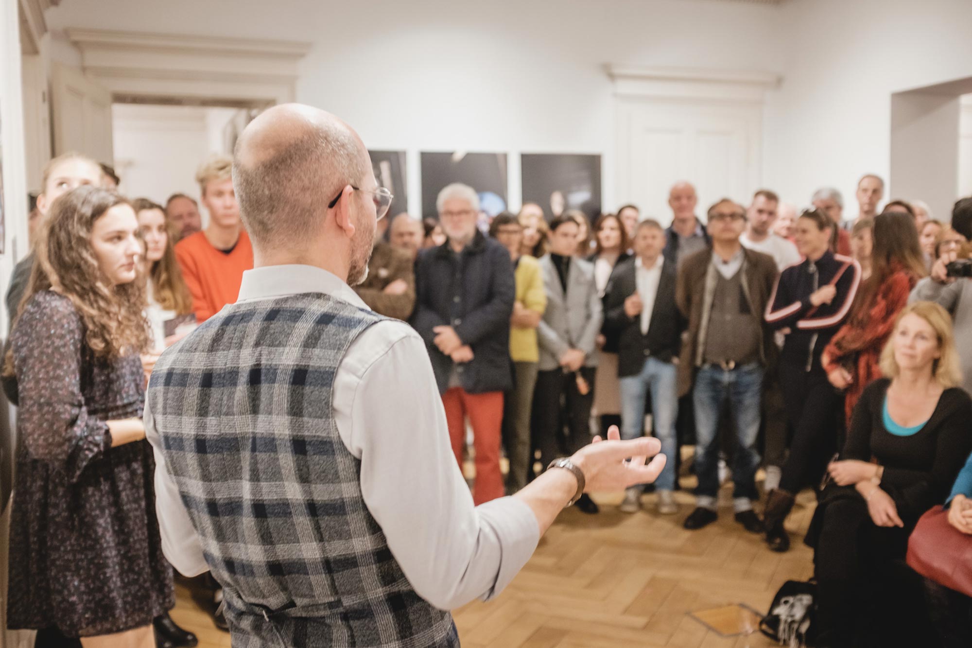 Ausstellungseröffnung durch Obmann Matthias Weissengruber – Bernhard Hafele, viergestalten